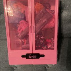 Mattel GBK11 Barbie Closet Doll and Accessories