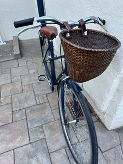 Medium size women’s bike with basket