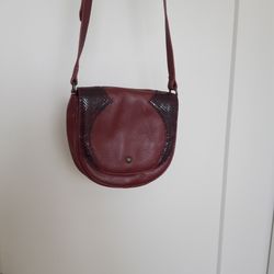 VINCE CAMUTO LEATHER CROSSBODY 