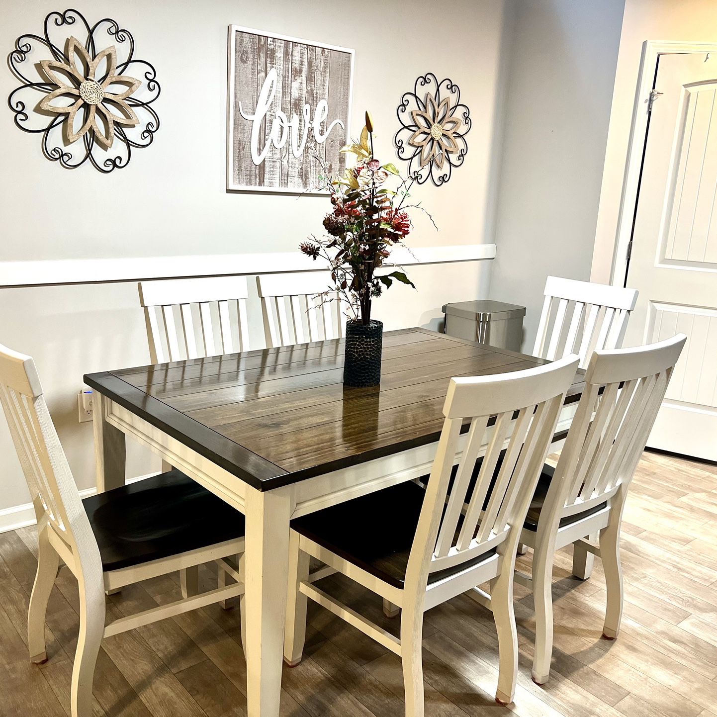 Beautiful 7-Piece Dining Room Set 