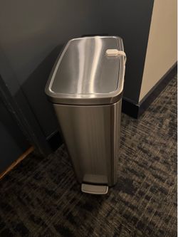 13 gallon trash can in excellent condition!