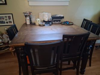 Beautiful table high top I have five chairs