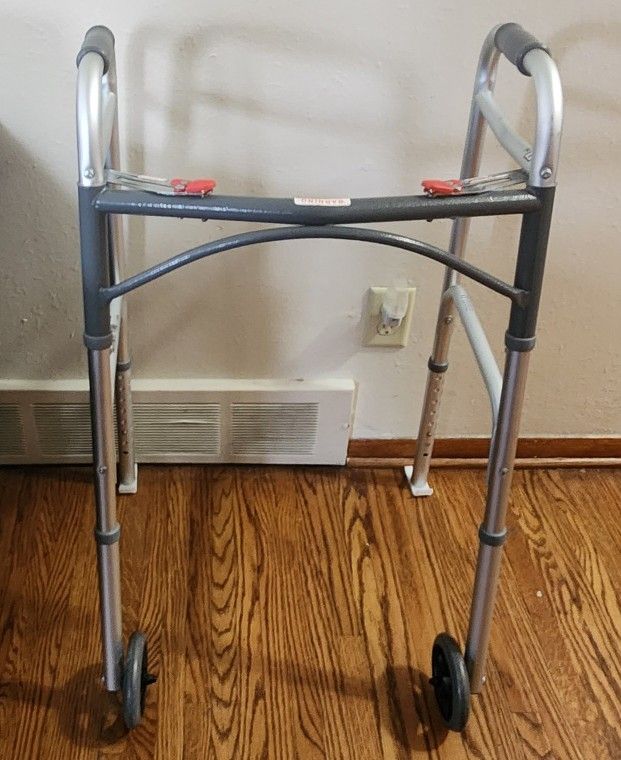 ADJUSTABLE / FOLDABLE DRIVE WALKER