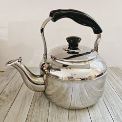 3 Liter Knapp Monarch Tea Kettle with Handle and Lid by The Vermont Country Store.

Pre-owned in excellent clean condition.  No chips,