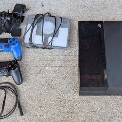 PS4 + Controllers