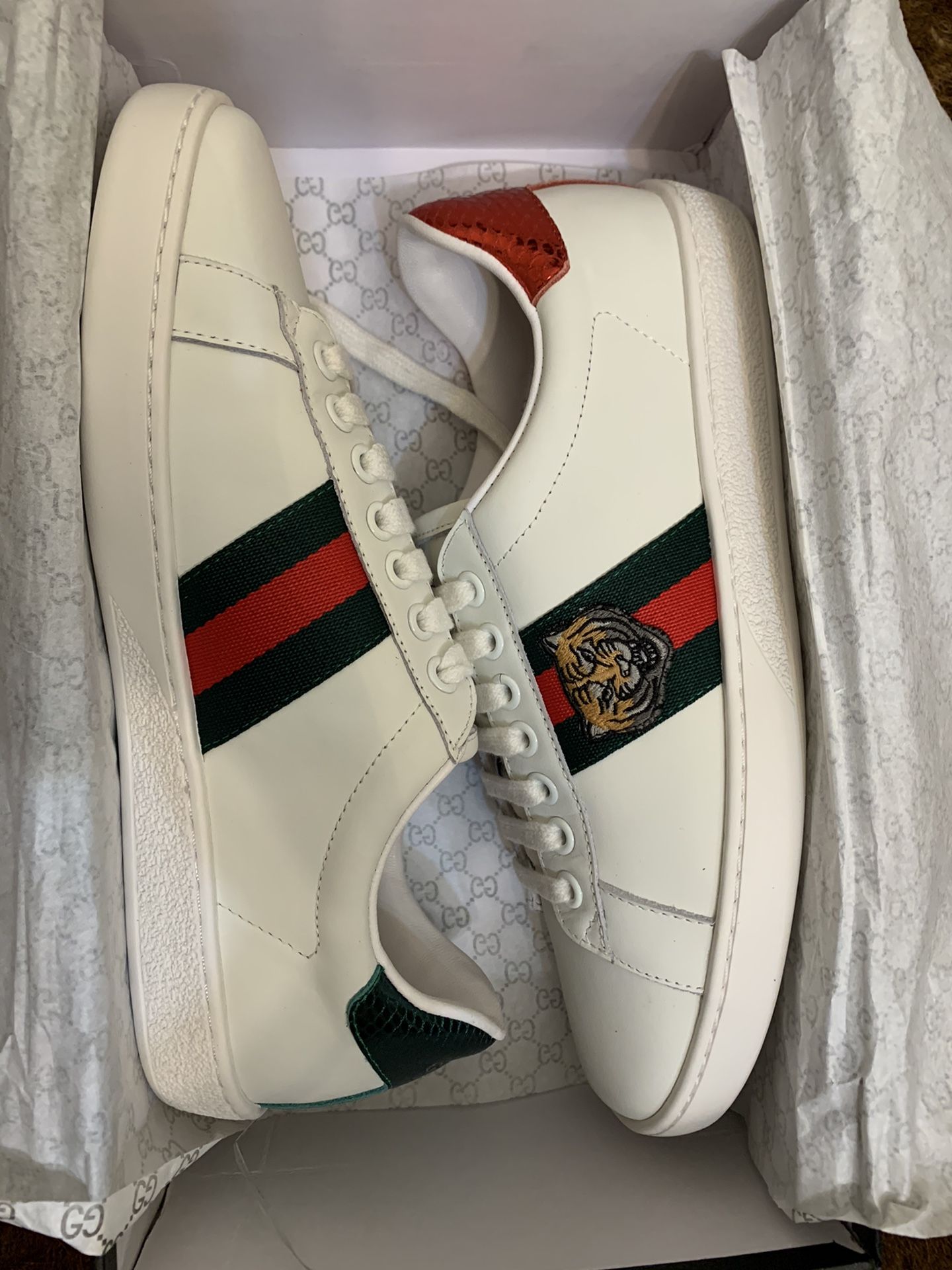 GUCCI TIGER EMBROIDERED SHOES