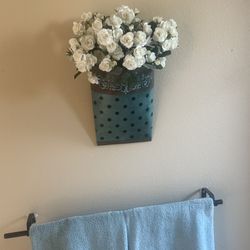 Wall decor with white flowers