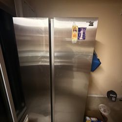 Move-in Sale: Like New Smart Sam Sung 28 Cubic Fridge with ice maker