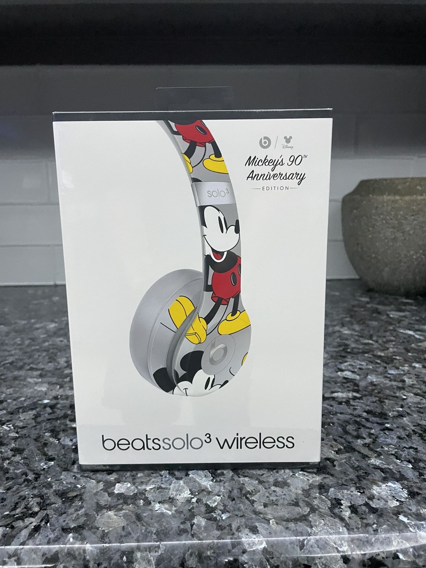 Beats Solo 3 Mickey Mouse 90th Anniversary