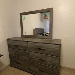 Dresser With Mirror 