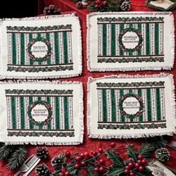 Vtg Poinsettia Christmas Placemats Set of 4 Beige/Green Wicker with Fringe, Sz 13x17