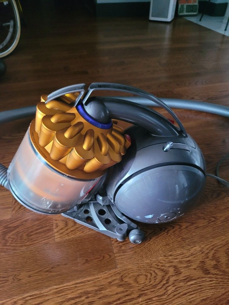 DYSON VACUUM 