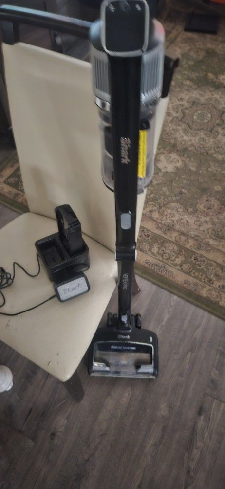 Shark Vacuum Cleaner With 2 Batteries And Recharge.
