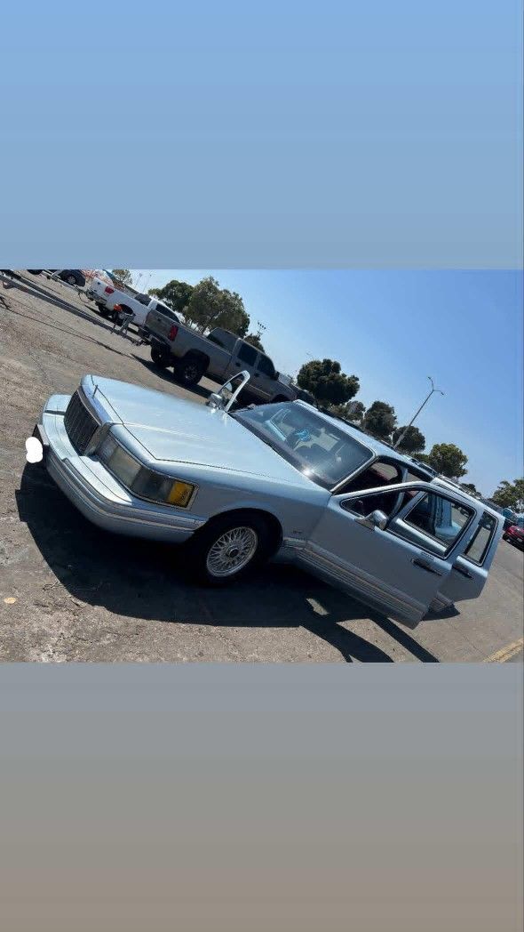 TOWN CAR