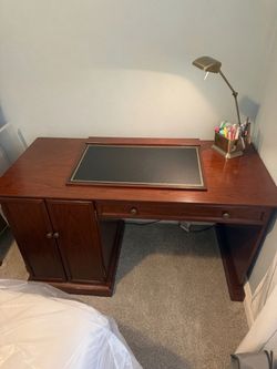 Classic Traditional Right-Pedestal Writing Desk – Cherry/Mahogany Finish with Leather Insert