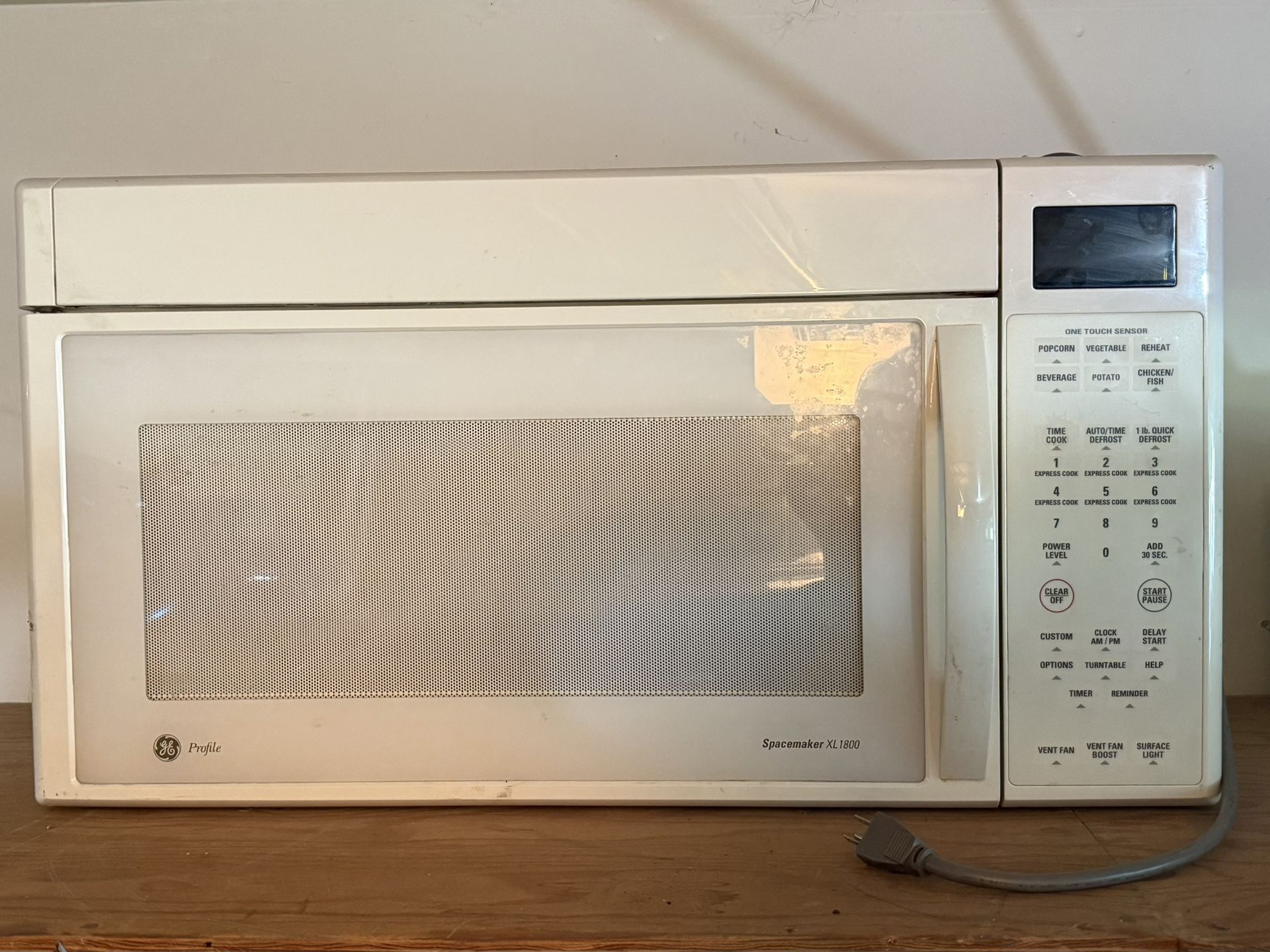 GE Profile Spacemaker XL1800 microwave oven