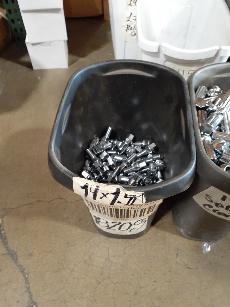 Sets Of Lugnuts And Bolts Comes With Locklugs And Keys