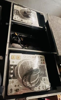 2 DENON 3500 CD AND MP3 PLAYERS AND ODYSSEY DJ COFFIN