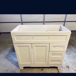 Bathroom Vanity 36” Brand New  $350  Handles Included