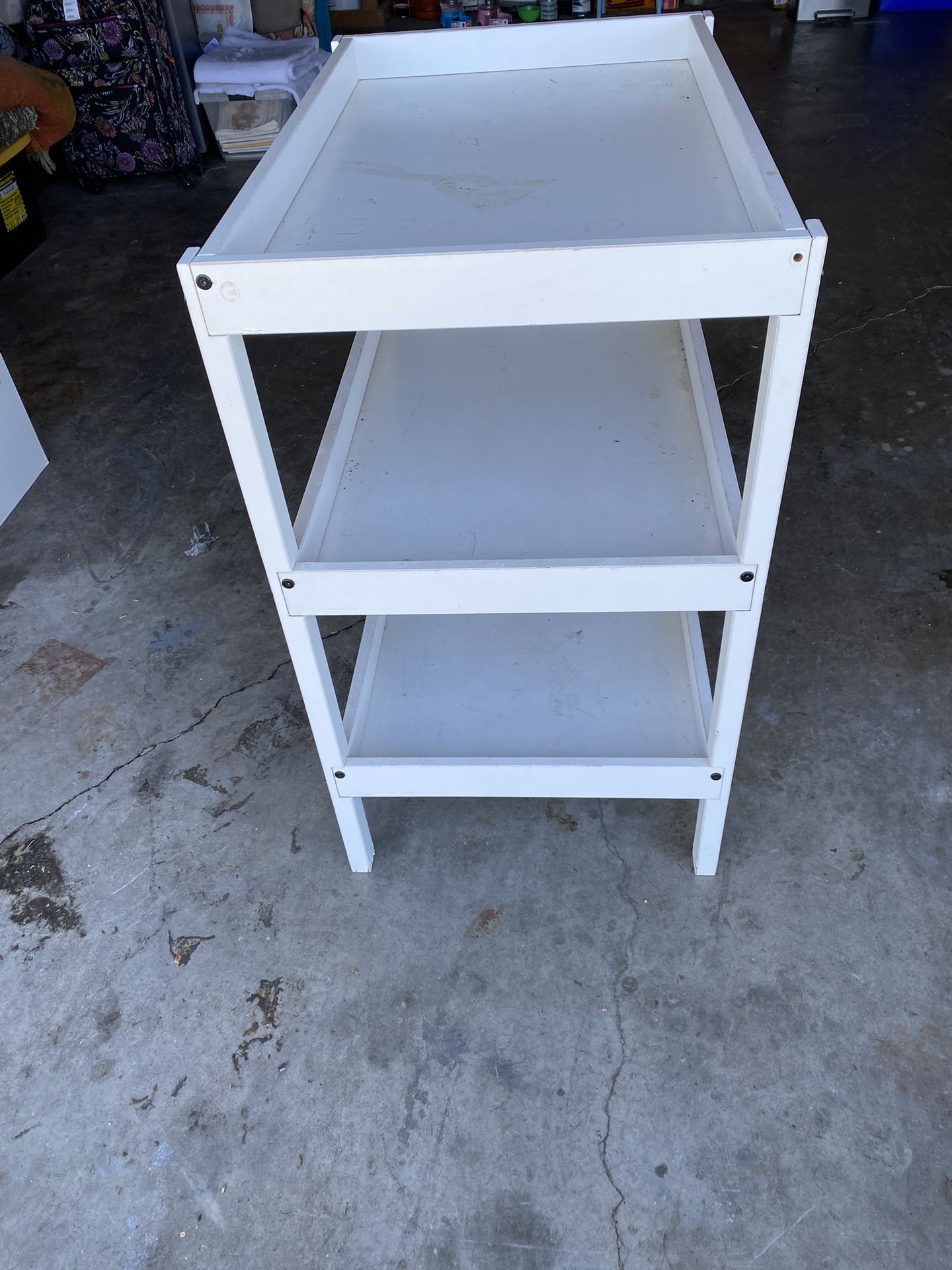 CHANGING TABLE WITH EXTRA SHELVES