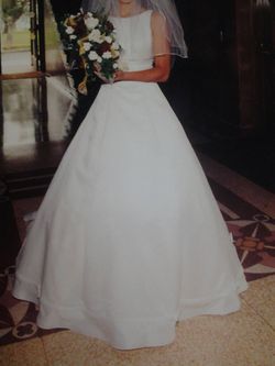 Wedding dress size 2. Clean and boxed. Worn once