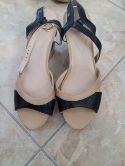GUESS Size 8.1/2