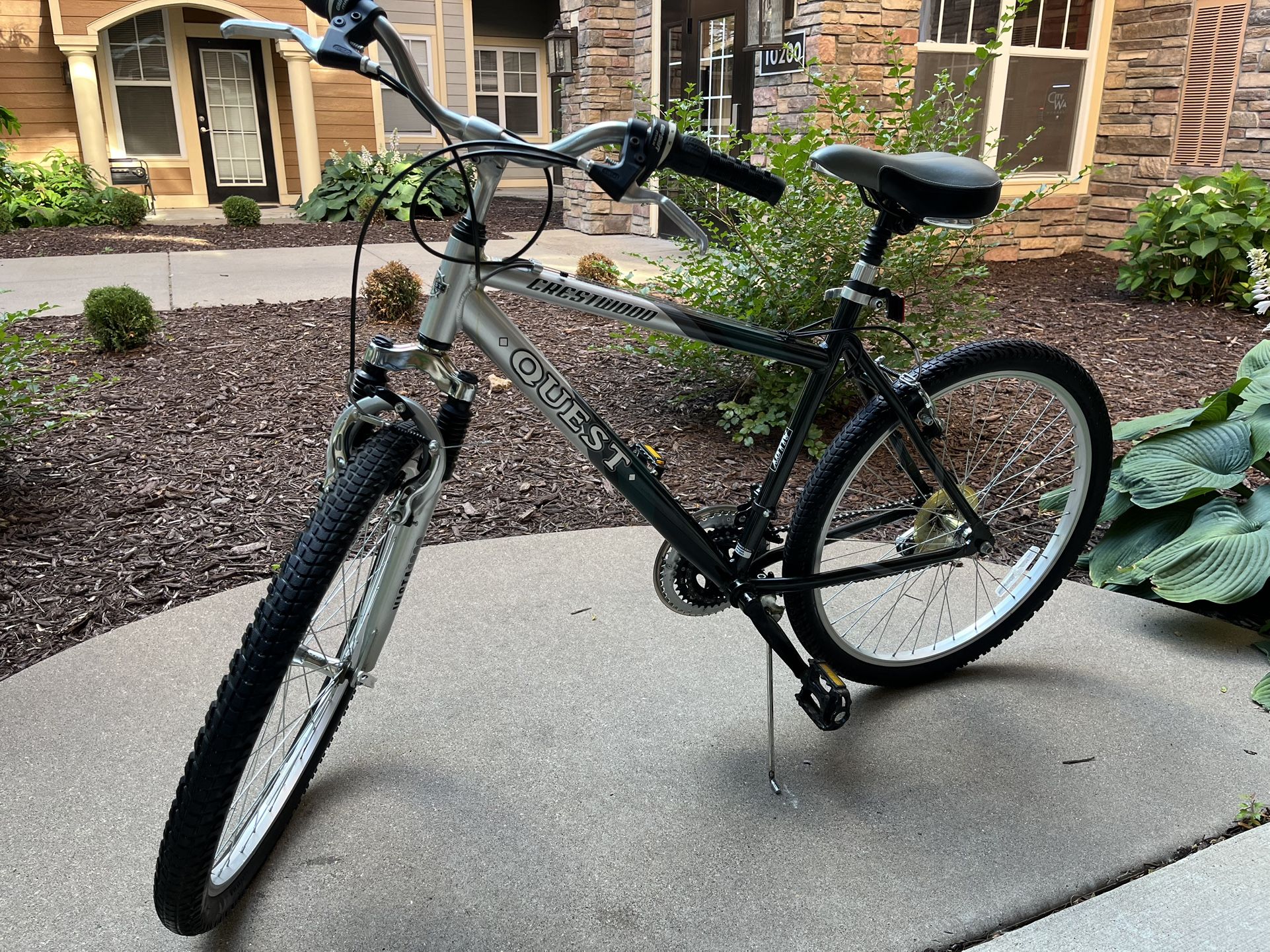 21 Speed Crestwood Quest hybrid bike