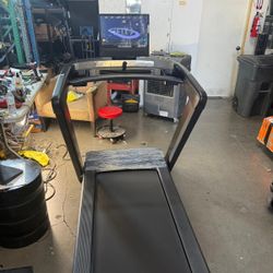 2025 Model Nordictrack Commercial 1750 - 12mph max speed - 12% incline - 1300$ 