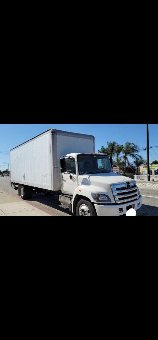 BOX TRUCK 26F WITH A LIFTGATE