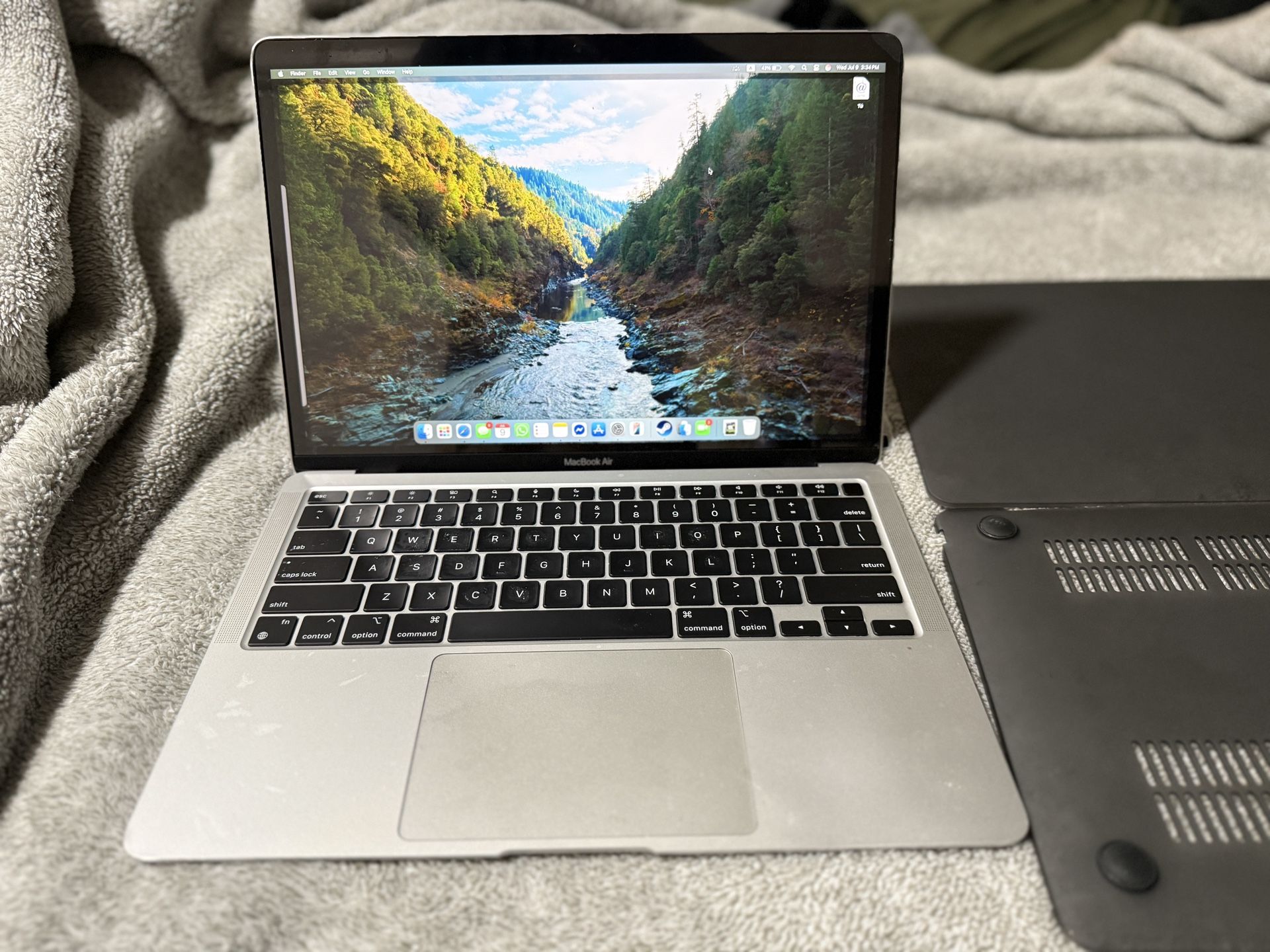 MACBOOK AIR M1 2020 / Great Condition.