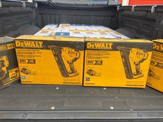 DeWALT 20V MAX XR Brushless 15-Gauge Angled Finish Nailer Kit