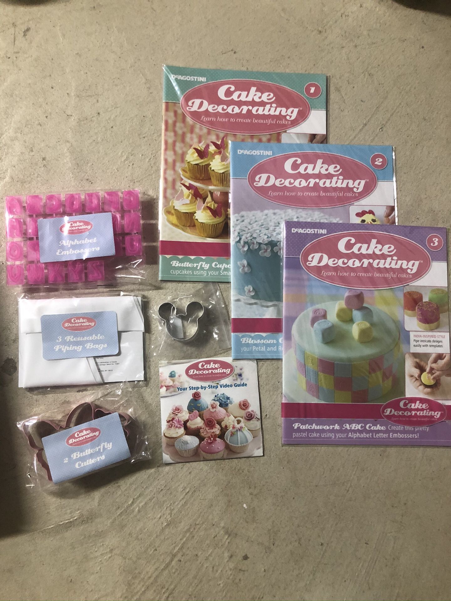 Cake decorating set