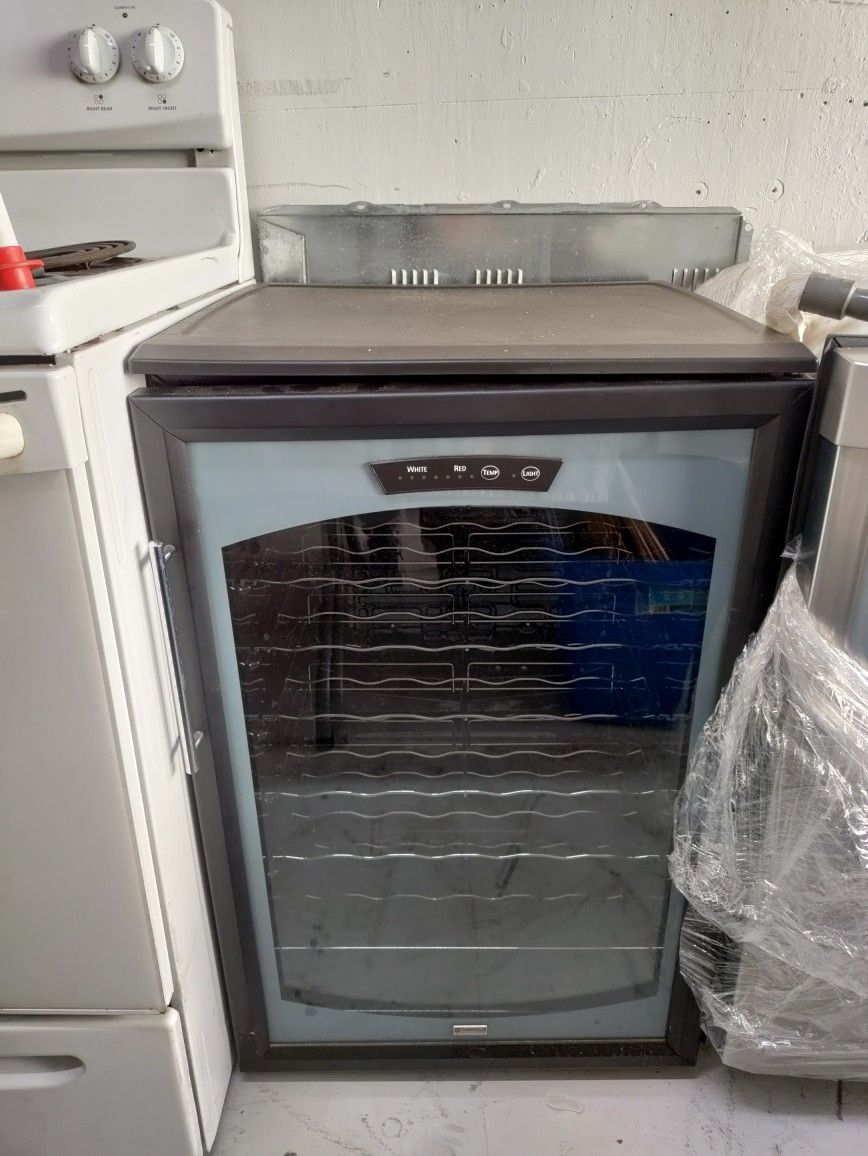 Like New Kenmore Elite 32 Bottle Dual Zone Wine Cooler With Warranty