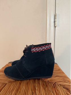 Women's Toms navy suede-like Wedge Ankle Boots with Red and pink Accent size 6