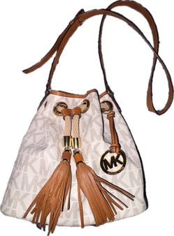 MK Michael Kors Jetset Drawstring Crossbody Bag