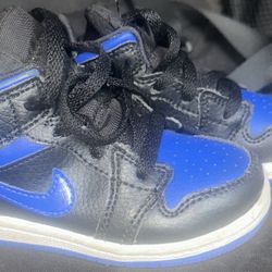 NIKE AIR JORDAN 1 MID (MAKE REASONABLE OFFER)