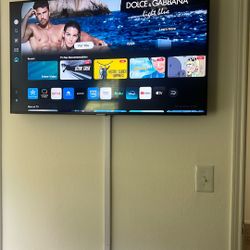 Samsung Smart Tv W/ Remote And Bracket 