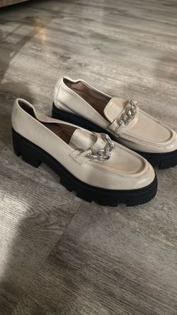No Boundaries Cream Loafers SZ 7 Silver Chain Black Lug Soles Comfort NWOB