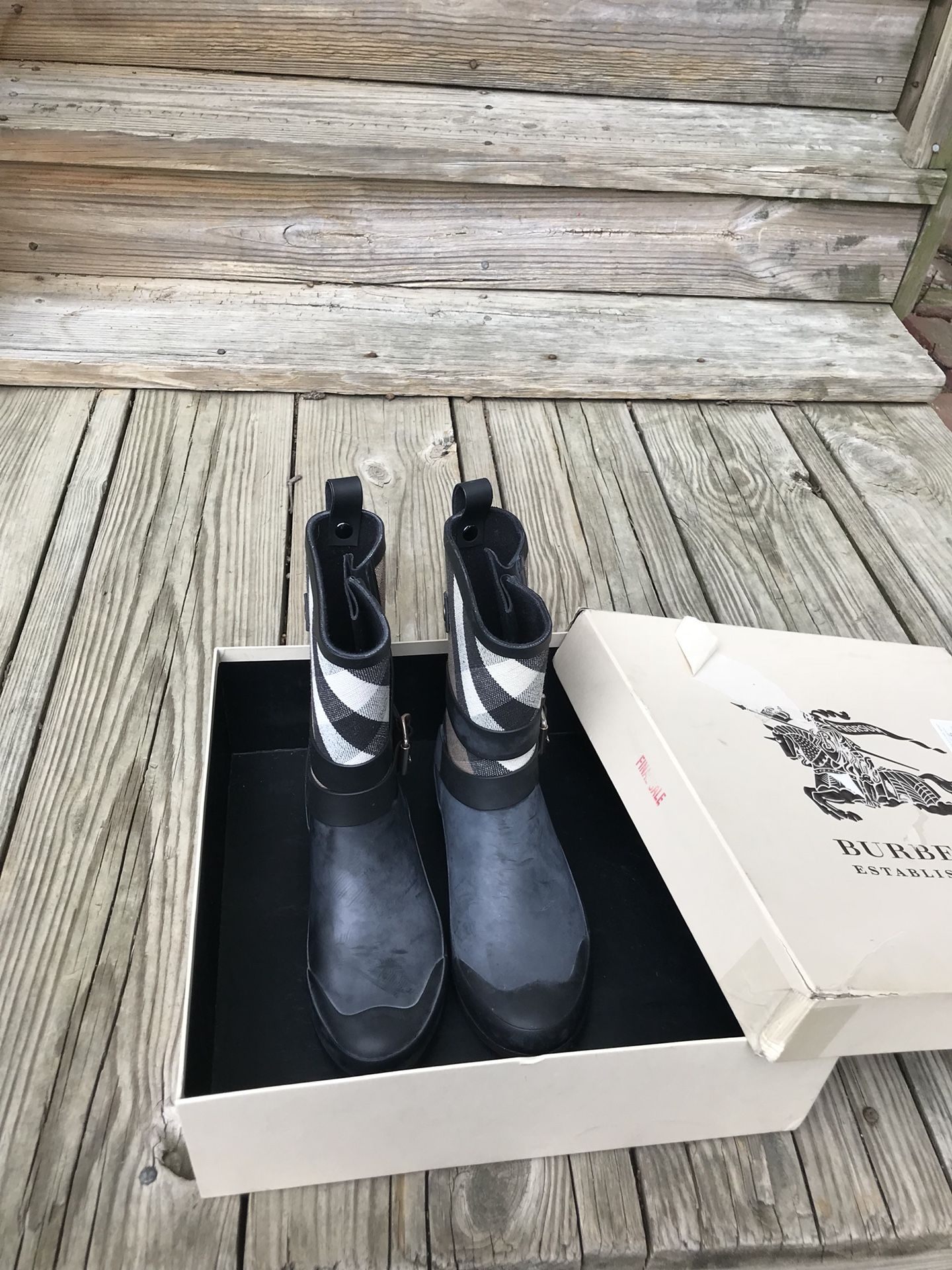 BURBERRY BOOTS 7.5 Women’s