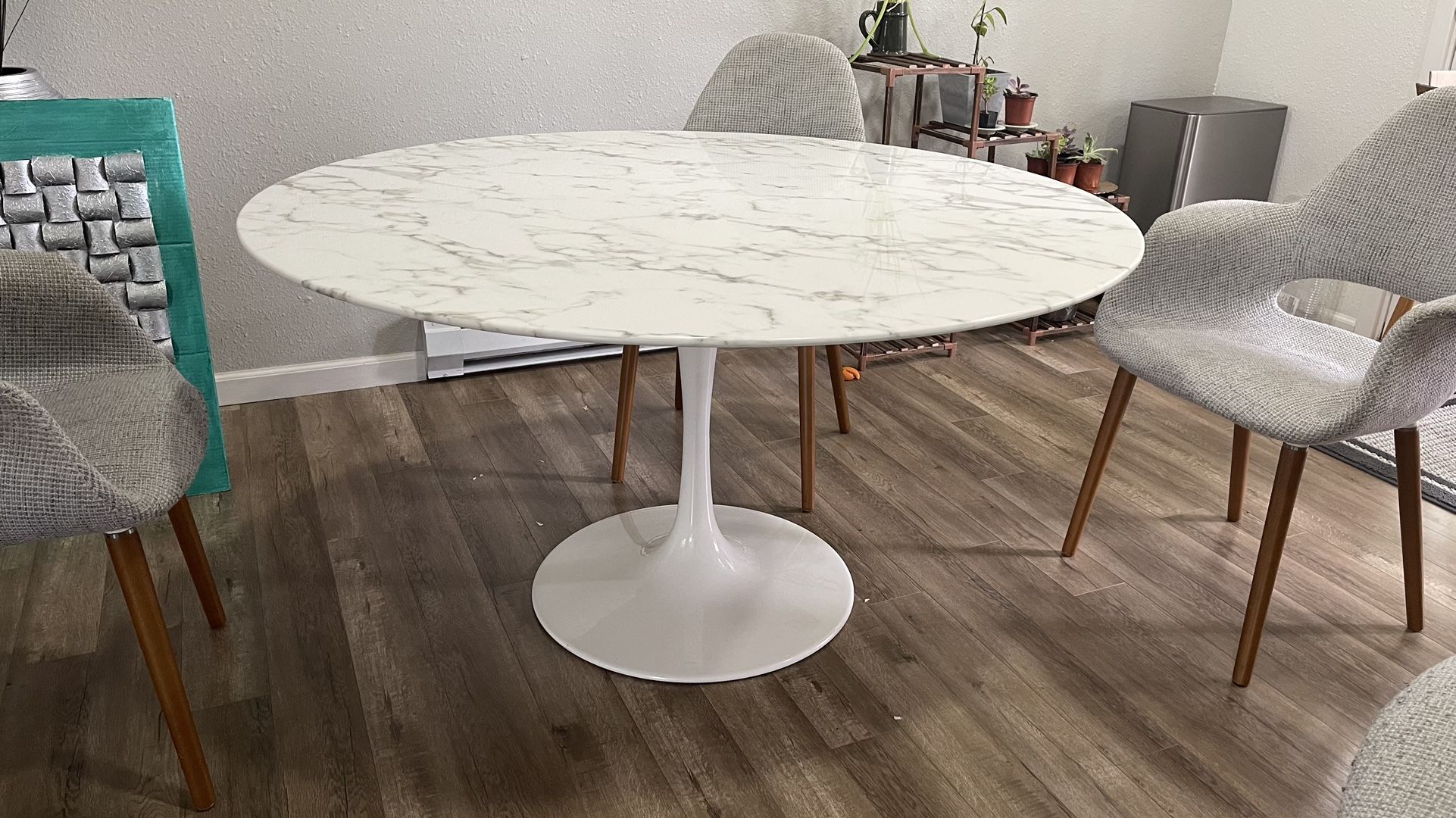 Orchid 52" Round Quartz Dining Table