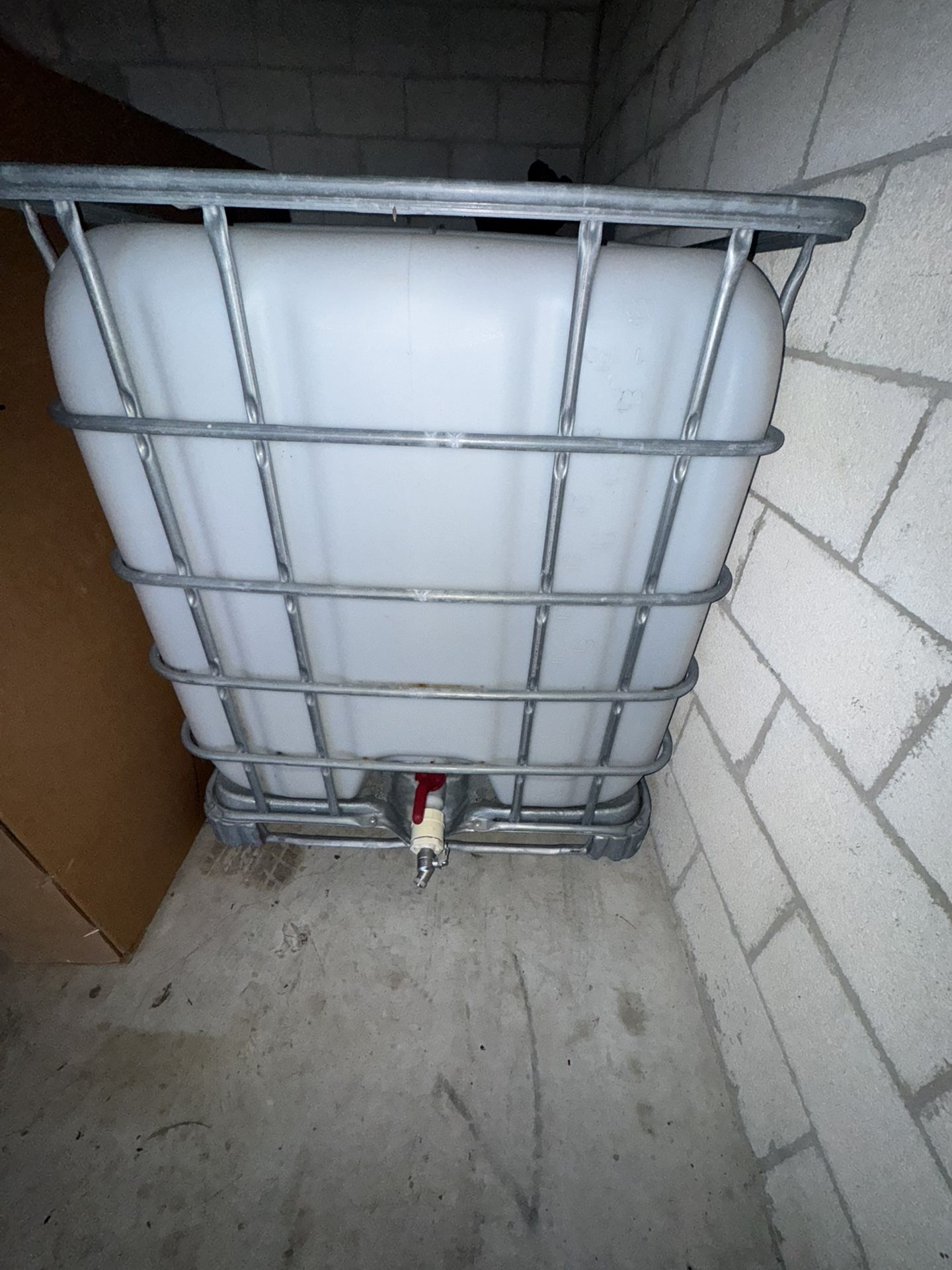 1000 Gallon Water Tank