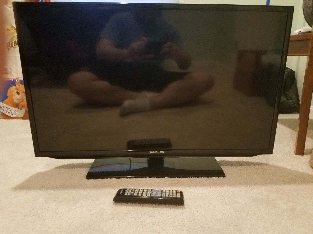 Samsung 32 inch 1080p LED TV with remote