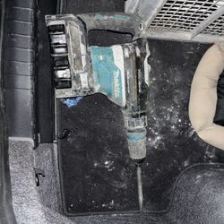 Makita 80V max (40V max X2) XGT Brushless Demolition Hammer. 