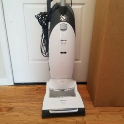 NEW cond MIELE CHAMPAGNE COMMERCIAL VACUUM  DOG & CAT MODEL  , ATTACHMENTS  , AMAZING SUCTION  , WORKS EXCELLENT  , IN THE BOX 