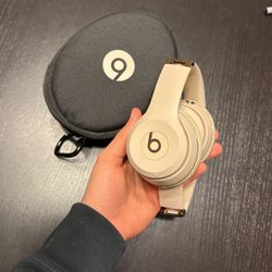 Beats Solo 3 w Case (No Charger)