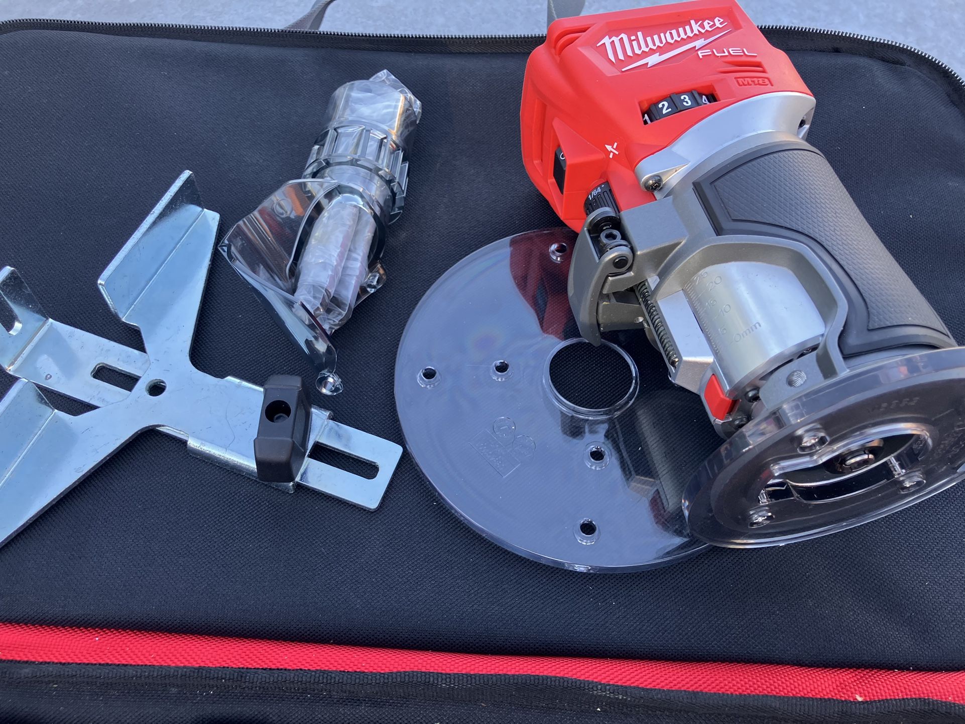 Milwaukee Router M12