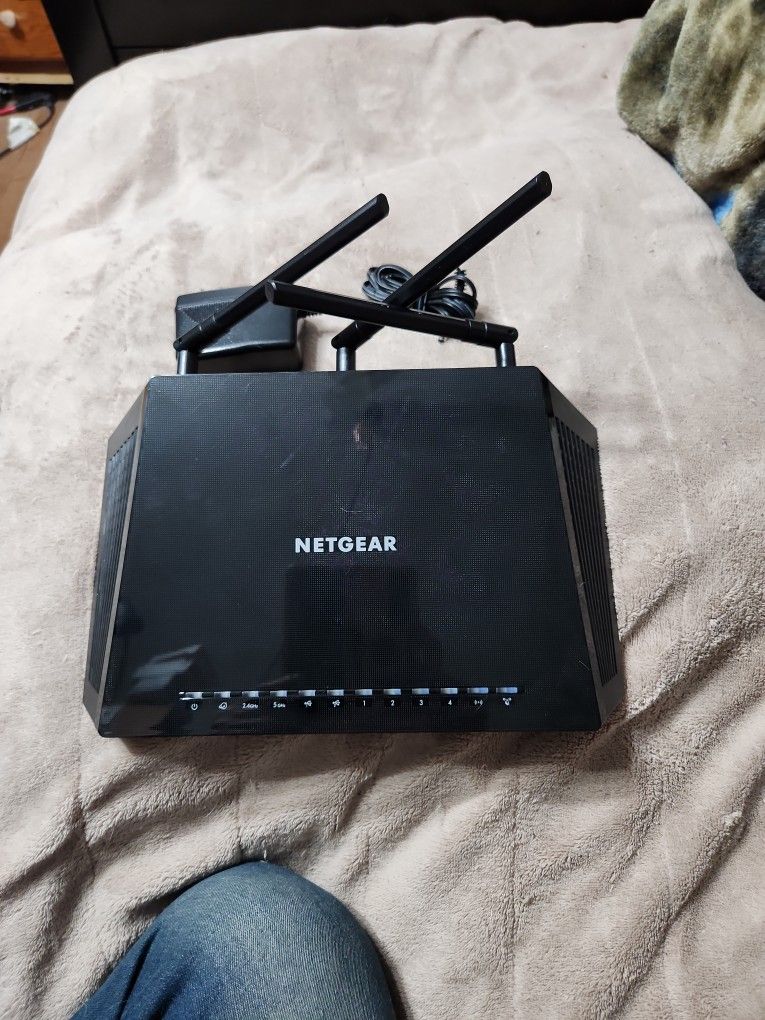 NETGEAR R6700 Nighthawk AC1750 Dual Band Smart WiFi Router