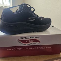 Skechers Women's Size 9 Black Arch Fit Support