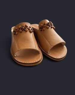 Tan leather sandals with wooden beads and a boho vibe. Size 6M