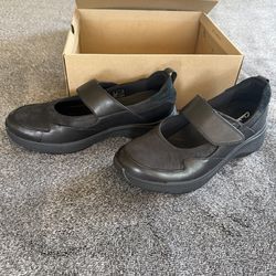Women’s Clarks WaveWalk Shoes – Brand New with Box